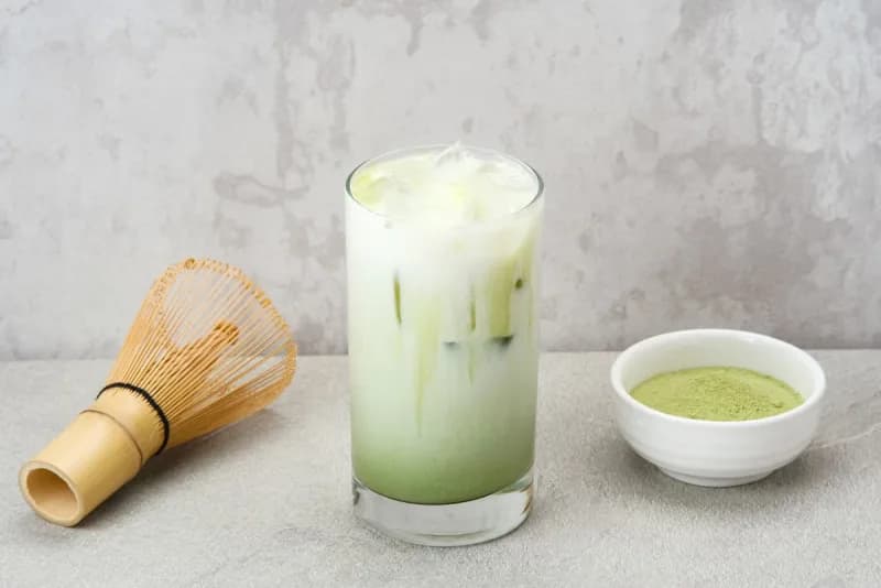 Geschichteter Iced Matcha Latte mit grünem Matcha und cremiger Milch