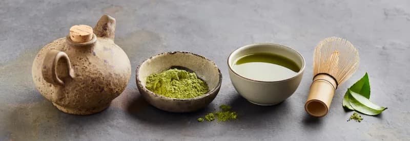 Matcha vs grüner Tee Vergleich - Pulver und Blätter