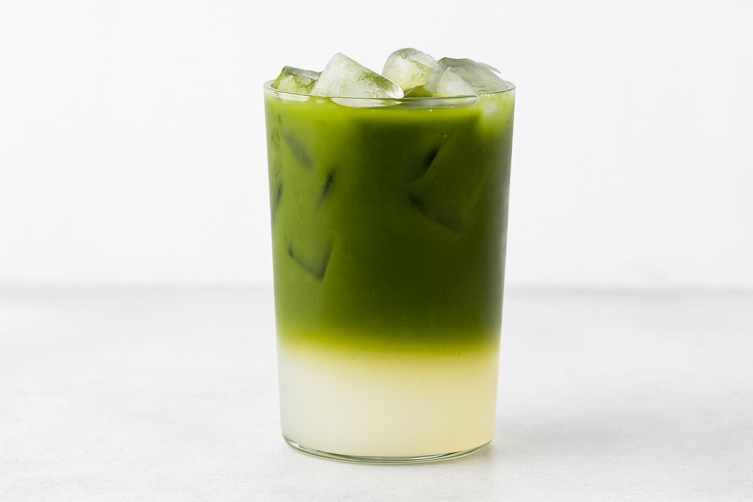Geschichtete Matcha Lemonade mit grünem Matcha und gelber Limonade