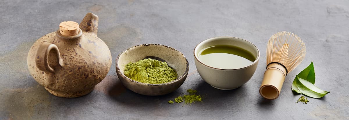 Matcha vs grüner Tee Vergleich - Pulver und Blätter