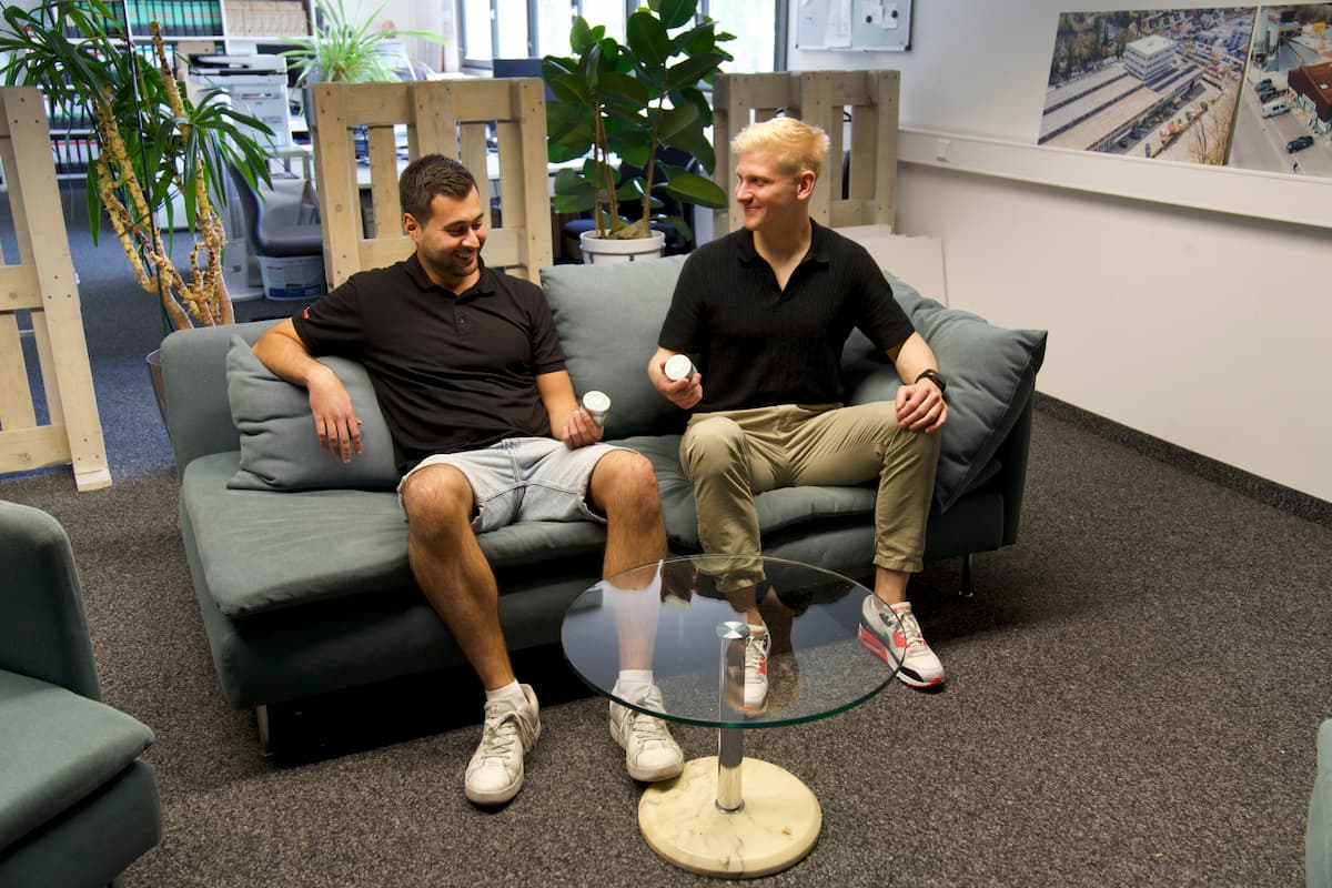 Daniel Kirschbaum und Dominik Diedrich halten Manatee Matcha Tee